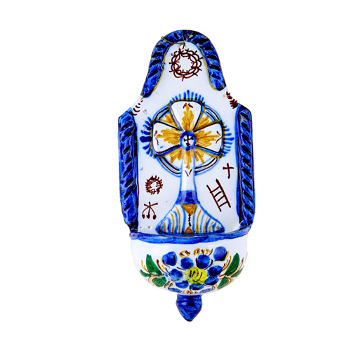 Sub.:6 - Lote: 1129 -  Benditera en cermica con el smbolo de la cruz rodeado por los smbolos de la Pasin. Decoracin azul y amarilla sobre fondo blanco.