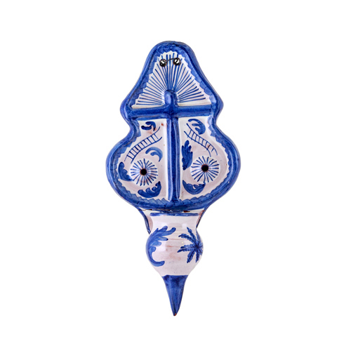 Sub.:6 - Lote: 1130 -  Benditera en cermica con la cruz y smbolos de la Pasin estilizados. Decoracin azul moncroma sobre fondo blanco.