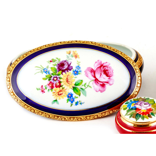 Sub.:6 - Lote: 401 -  Caja oval en porcela de Limoges azul cobalto y oro. Tapa con decoracin floral.