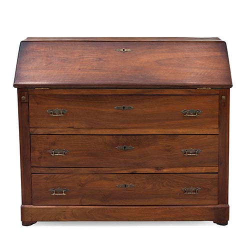 Sub.:7-On - Lote: 255 -  Bureau en madera de nogal con tres cajones al frente y tapa abatible con cajones al interior. Desperfectos.