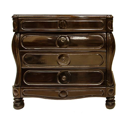 Sub.:7-On - Lote: 214 -  C�moda isabelina bombeada en madera de palosanto deladitada con cuatro cajones.