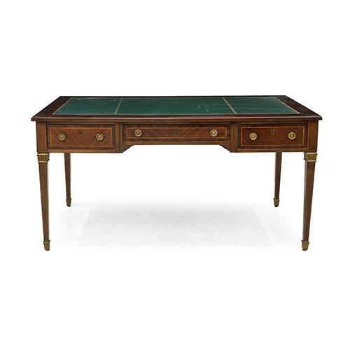 Sub.:7-On - Lote: 210 -  Mesa de despacho estilo Luis XVI en madera de caoba y fileteado frutal. Aplicaciones en bronce y tapete de cuero. Tres cajones en cintura al frente y simulados en la trasera.