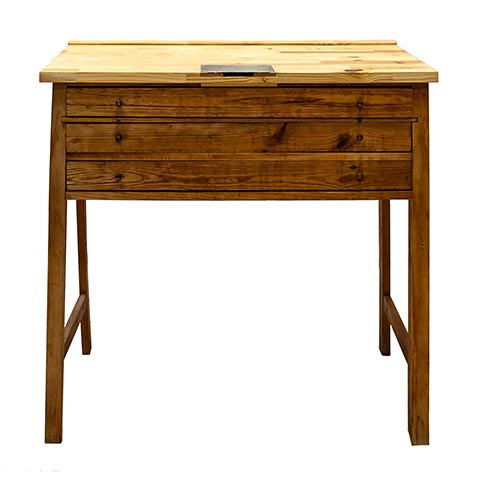 Sub.:7-On - Lote: 224 -  Mesa de joyero con tres cajones en madera de pino.