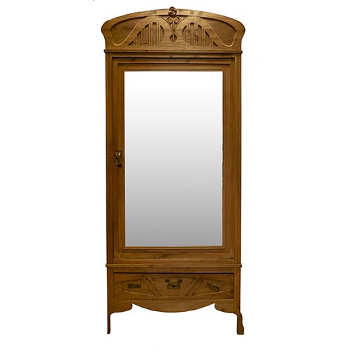Sub.:7-On - Lote: 205 -  Armario ropero modernista en madera de pl�tano tallada con espejo en el frente y caj�n inferior.