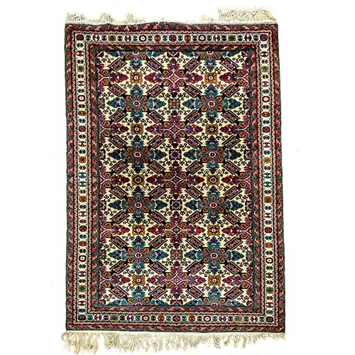 Sub.:7-On - Lote: 308 -  Alfombra persa con cenefa floral como motivo de campo enmarcado por borde dividido en 4 franjas con motivos florales y geom�tricos.