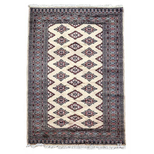 Sub.:7-On - Lote: 292 -  Alfombra en lana tipo persa con decoraci�n de campo a base de motivos romboidales sobre fondo beige y borde dividido en cinco franjas de car�cter geom�tricos.