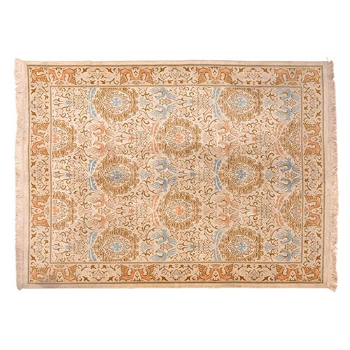 Sub.:7-On - Lote: 304 -  Alfombra en lana tipo cuenca con decoraci�n de motivos vegetales y geom�tricos en azul y ocre sobre campo beige.