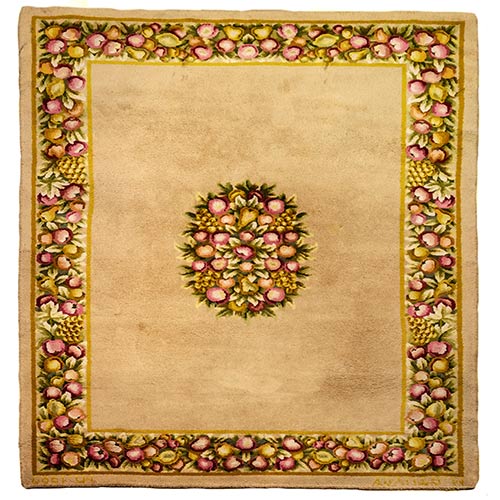 Sub.:7-On - Lote: 299 -  Alfombra de nudo espa�ol con cenefa y centro en motivos florales.