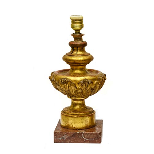 Sub.:7-On - Lote: 327 -  L�mpara de sobremesa en madera policromada con molduras en estuco.