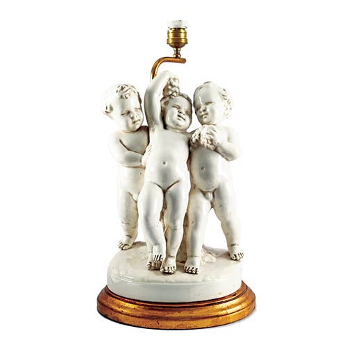 Sub.:7-On - Lote: 328 -  L�mpara de sobremesa en porcelana con grupo de �ngeles.