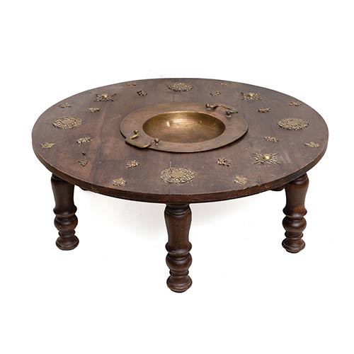 Sub.:7-On - Lote: 217 -  Tarima realizada en madera con brasero e incrustaciones.