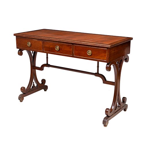 Sub.:7-On - Lote: 245 -  Mesa de estilo ingl�s para detr�s del sof� con tapa en cuero rojo y tres cajones en cintura.