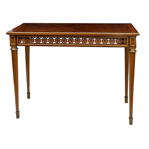 Sub.:7-On - Lote: 229 -  Mesa estilo Luis XVI con marqueter�a perimetral en limoncillo, ornamentos en bronce y patas de secci�n octogonal de cintura calada y tallada.