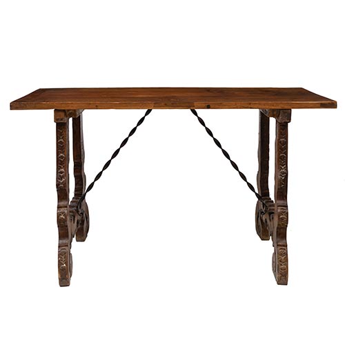 Sub.:7-On - Lote: 246 -  Mesa de pata de lira con fiadores en hierro y tapa asociada.