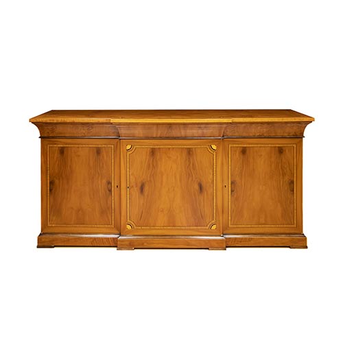 Sub.:7-On - Lote: 253 -  Aparador en madera de cerezo con caj�n en cintura y tres puertas. Siglo XX.