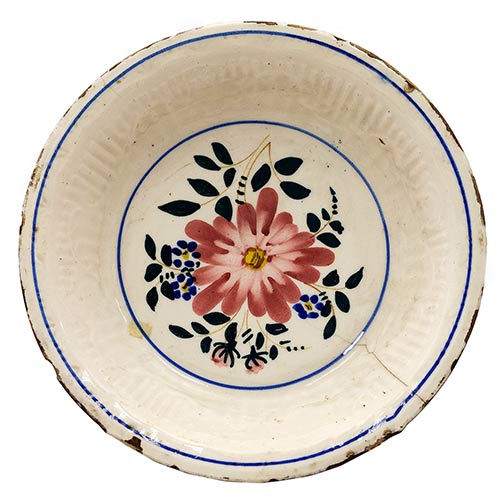Sub.:7-On - Lote: 345 -  Plato en cer�mica vidriada con decoraci�n de flores. Pelos.