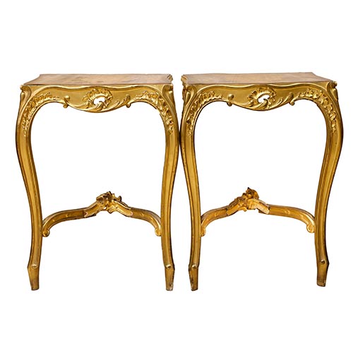 Sub.:7-On - Lote: 204 -  Pareja de consolas en madera tallada y dorada. En origen mesa de centro.