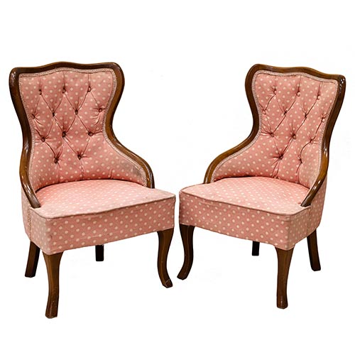 Sub.:7-On - Lote: 266 -  Pareja de descalzadoras realizadas en madera y tapizadas.