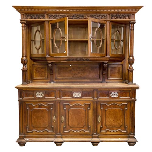 Sub.:7-On - Lote: 202 -  Aparador de dos cuerpos en madera tallada de nogal y ra�z de nogal. El cuerpo superior consta de puertas y laterales acristalados flanqueadas por columnas estriadas y parte inferior con tapa de m�rmol y tres cajones y tres puertas empanelados. 1900.