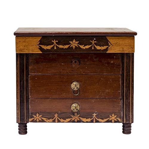 Sub.:7-On - Lote: 238 -  C�moda en miniatura en madera de caoba y limoncillo del siglo XIX. Examen de maestr�a