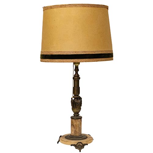 Sub.:7-On - Lote: 323 -  L�mpara de sobremesa en bronce y onix. Con pantalla.