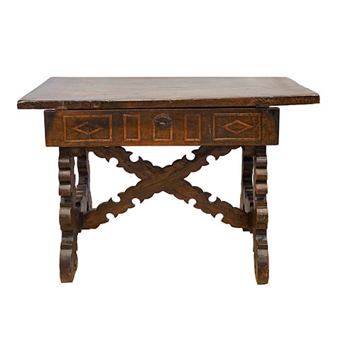 Sub.:7-On - Lote: 239 -  Mesa en madera de nogal con pata de lira. Caj�n en cintura decorado con taracea de boj y fiadores en madera recortada. Arag�n s. XVIII.
