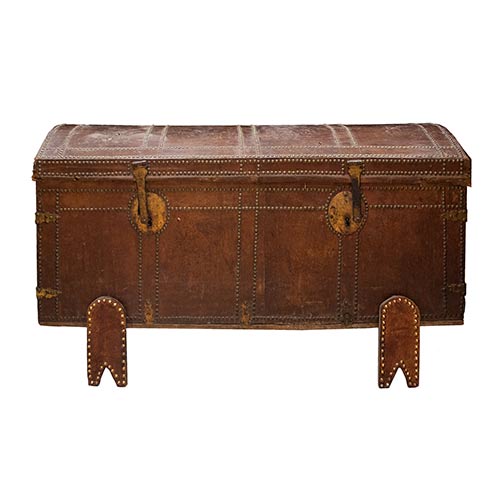 Sub.:7-On - Lote: 256 -  Ba�l de tapa curva encorado con aplicaciones en bronce de cantoneras y tachuelas. s. XVIII. Porta dos cerraduras, dato que lo sit�a como mueble de ayuntamiento, iglesia o edificio oficial.