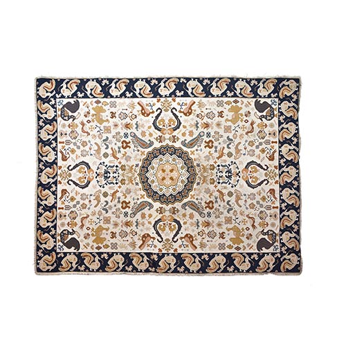 Sub.:7-On - Lote: 293 -  Alfombra portuguesa en lana, con decoraci�n de aves y motivos vegetales sobre campo beige. Enmarca la composici�n una cenefa con motivos abstractos recortados sobre fondo azul. Desperfectos.