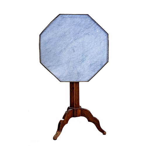 Sub.:7-On - Lote: 259 -  Mesa Directorio con tapa octogonal de m�rmol gris y galer�a de bronce, fuste exagonal en madera de palosanto y limoncillo. Apoya sobre tres pies recortados. Francia, ca. 1790.