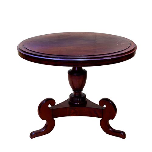 Sub.:7-On - Lote: 252 -  Mesa velador en madera con pie central torneado apoyado sobre base triangular de tres patas.