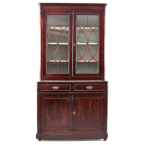 Sub.:7-On - Lote: 225 -  Vitrina modelo ingl�s en madera patinada. Parte superior acristalada con baldas al interior. Desperfectos