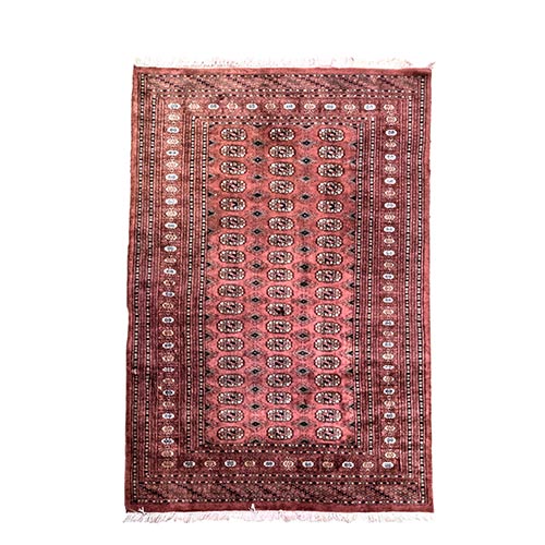 Sub.:7-On - Lote: 307 -  Alfombra pakistan� moderna en lana, de tipo Bokhara. En tonalidades granates matizadas en blanco en las orlas exteriores y los elementos centrales de campo.
