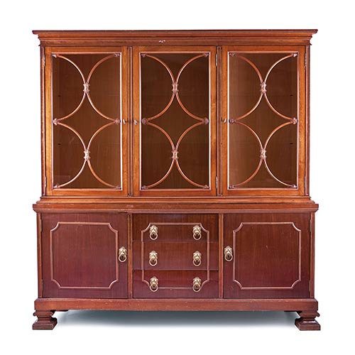 Sub.:7-On - Lote: 237 -  Vitrina. En madera patinada de dos cuerpos. La parte baja con dos puertas y tres cajones. Arriba tres puertas acristaladas s.XX.