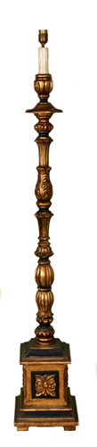 Sub.:7 - Lote: 175 -  Lmpara de pie con fuste en madera torneada, dorada y policromada sobre pedestal. Electrificado.