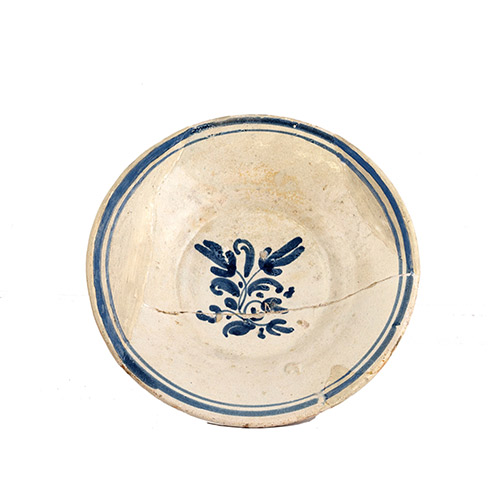 Sub.:7 - Lote: 180 -  Plato decorativo en cermica de Muel, con decoracin azul sobre fondo blanco. Con faltas, rotura y restitucin, s. XVIII.