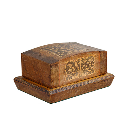 Sub.:7 - Lote: 156 -  Caja en madera, de tapa alta. Con marquetera de motivos vegetales en cubierta y frentes.