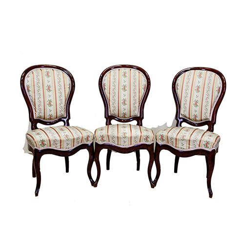 Sub.:7 - Lote: 158 -  Tres sillas isabelinas en madera tallada con respaldo de medalln y tapicera floral con cenefas y guirnaldas.