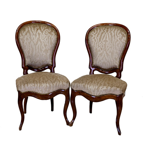 Sub.:7 - Lote: 148 -  Pareja de sillas isabelinas en madera. Con respaldo de medalln. Asiento y respaldo tapizados en beige con motivos abstractos.
