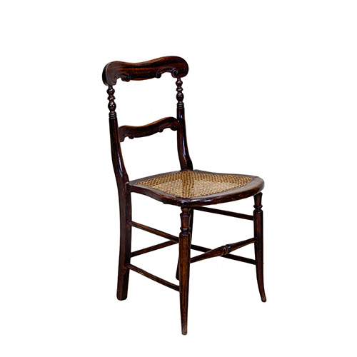 Sub.:7 - Lote: 137 -  Pequea silla en madera con respaldo tallado y asiento de rejilla.