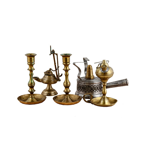 Sub.:7 - Lote: 164 -  Lote formado por pareja de candeleros en bronce, un calentador de alcohol en aluminio, candil y palmatoria de aceite en bronce.