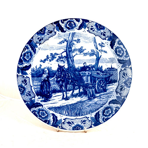 Sub.:7 - Lote: 119 -  Gran plato en cermica de Delft con escena rural esmaltada en azul cobalto sobre fondo blanco y orla decorativa exterior. Con sello en la base.