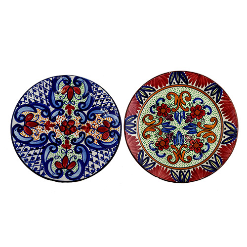 Sub.:7 - Lote: 1145 -  Lote de dos platos en cermica esmaltada con decoracin floral y geomtrica.