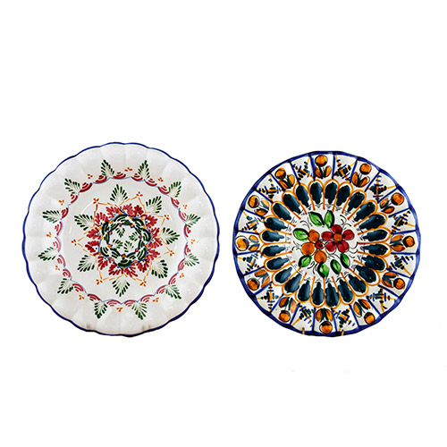 Sub.:7 - Lote: 1146 -  Lote de dos platos en cermica esmaltada, con ala gallonada y decoracin floral en grecas.