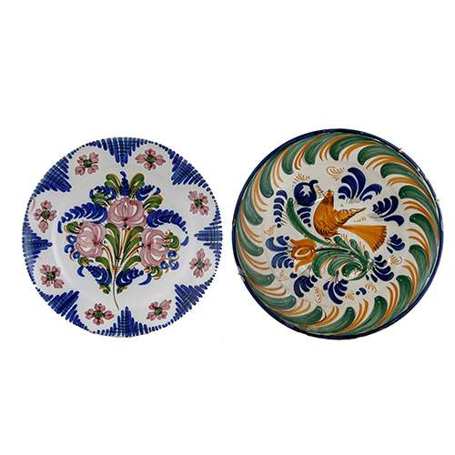 Sub.:7 - Lote: 152 -  Lote de dos platos en cermica esmaltada de Puente del Arzobispo con decoracin zoomorfa y floral simplificada sobre fondo blanco.