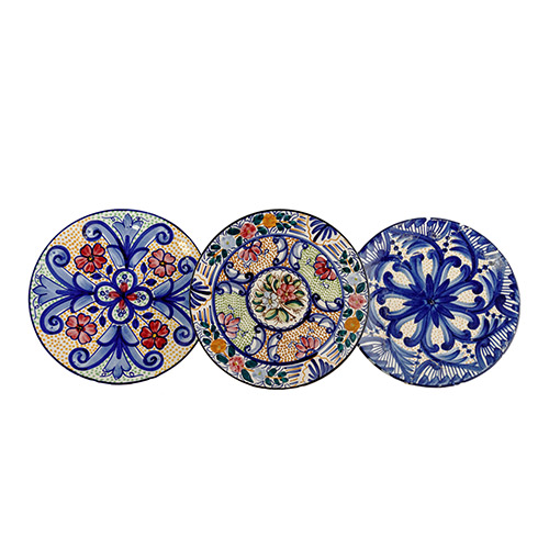 Sub.:7 - Lote: 1140 -  Lote de tres platos en cermica esmaltada con decoracin geomtrica y vegetal. 