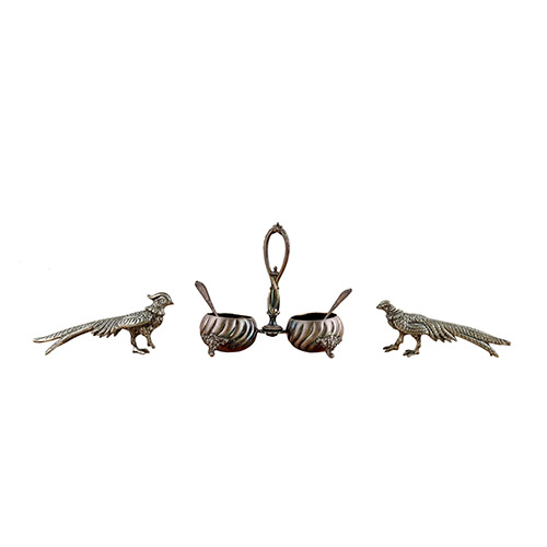 Sub.:7 - Lote: 1302 -  Lote de comboy de salsas, y pareja de faisanes de mesa en metal.