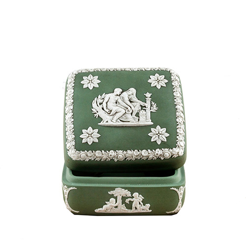 Sub.:7 - Lote: 1288 -  Cajita con tapa de porcelana Wedgwood, de factura inglesa. 