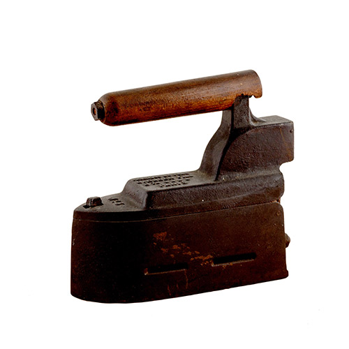 Sub.:7 - Lote: 1150 -  Plancha antigua de carbn en hierro francesa, con mango de madera e inscripcin de fabricante. Modelo de Pars.