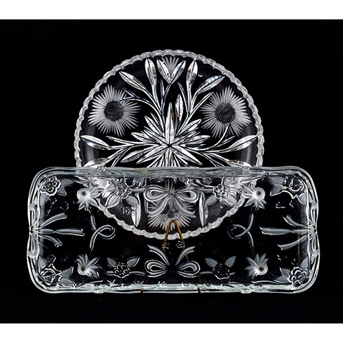 Sub.:7 - Lote: 1273 -  Lote formado por dos fuentes, una rectangular y una de centro circular en cristal tallado.