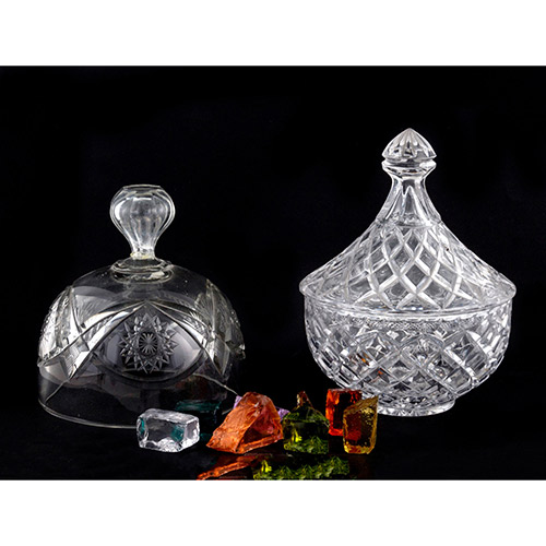 Sub.:7 - Lote: 1274 -  Lote formado por bombonera con tapa consolidada, cubierta de quesera con tirador consolidado y ocho piezas de cristal de difenretes formas, tama�os y colores.